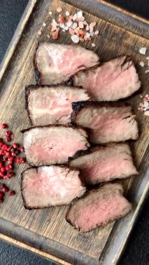 Tuz ve biberli ızgara biftek eti. Biftek ızgarada ızgara. Tasarımın için arka plan olarak.