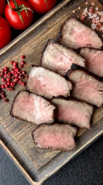 Tuz ve biberli ızgara biftek eti. Biftek ızgarada ızgara. Tasarımın için arka plan olarak.