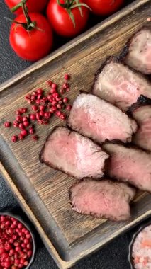 Tuz ve biberli ızgara biftek eti. Biftek ızgarada ızgara. Tasarımın için arka plan olarak.