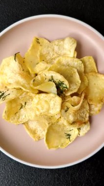 Tuzlu, baharatlı ve sarımsaklı cips. Tasarımınız için arka plan olarak patates pişirdim.