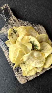 Tuzlu, baharatlı ve sarımsaklı cips. Tasarımınız için arka plan olarak patates pişirdim.