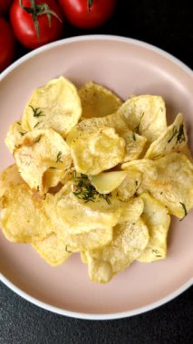 Tuzlu, baharatlı ve sarımsaklı cips. Tasarımınız için arka plan olarak patates pişirdim.