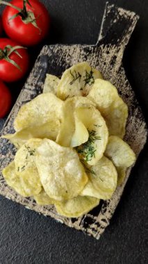 Tuzlu, baharatlı ve sarımsaklı cips. Tasarımınız için arka plan olarak patates pişirdim.