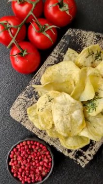 Tuzlu, baharatlı ve sarımsaklı cips. Tasarımınız için arka plan olarak patates pişirdim.