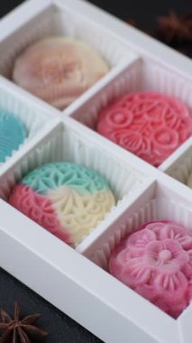 Çin ay çöreği, pirinç hamuru ve meyve dolgulu Asya tatlı tatlısıdır. Tasarımınız için arka plan olarak Asya ay pastası