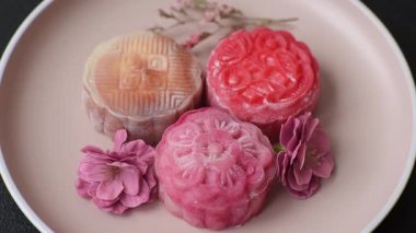 Çin ay çöreği, pirinç hamuru ve meyve dolgulu Asya tatlı tatlısıdır. Tasarımınız için arka plan olarak Asya ay pastası