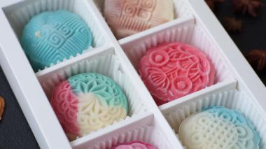 Çin ay çöreği, pirinç hamuru ve meyve dolgulu Asya tatlı tatlısıdır. Tasarımınız için arka plan olarak Asya ay pastası