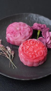 Çin ay çöreği, pirinç hamuru ve meyve dolgulu Asya tatlı tatlısıdır. Tasarımınız için arka plan olarak Asya ay pastası