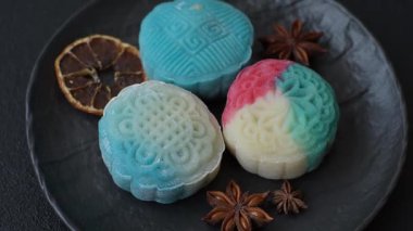 Çin ay çöreği, pirinç hamuru ve meyve dolgulu Asya tatlı tatlısıdır. Tasarımınız için arka plan olarak Asya ay pastası