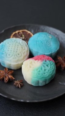 Çin ay çöreği, pirinç hamuru ve meyve dolgulu Asya tatlı tatlısıdır. Tasarımınız için arka plan olarak Asya ay pastası