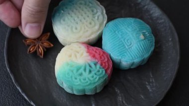 Çin ay çöreği, pirinç hamuru ve meyve dolgulu Asya tatlı tatlısıdır. Tasarımınız için arka plan olarak Asya ay pastası