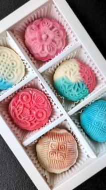 Çin ay çöreği, pirinç hamuru ve meyve dolgulu Asya tatlı tatlısıdır. Tasarımınız için arka plan olarak Asya ay pastası