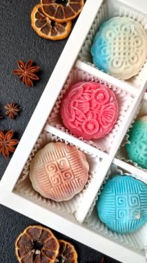 Çin ay çöreği, pirinç hamuru ve meyve dolgulu Asya tatlı tatlısıdır. Tasarımınız için arka plan olarak Asya ay pastası