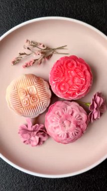 Çin ay çöreği, pirinç hamuru ve meyve dolgulu Asya tatlı tatlısıdır. Tasarımınız için arka plan olarak Asya ay pastası