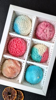 Çin ay çöreği, pirinç hamuru ve meyve dolgulu Asya tatlı tatlısıdır. Tasarımınız için arka plan olarak Asya ay pastası