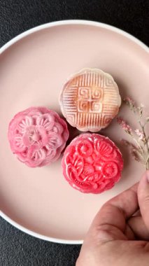 Çin ay çöreği, pirinç hamuru ve meyve dolgulu Asya tatlı tatlısıdır. Tasarımınız için arka plan olarak Asya ay pastası