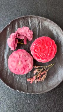 Çin ay çöreği, pirinç hamuru ve meyve dolgulu Asya tatlı tatlısıdır. Tasarımınız için arka plan olarak Asya ay pastası