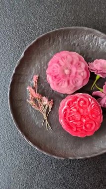 Çin ay çöreği, pirinç hamuru ve meyve dolgulu Asya tatlı tatlısıdır. Tasarımınız için arka plan olarak Asya ay pastası