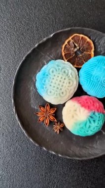 Çin ay çöreği, pirinç hamuru ve meyve dolgulu Asya tatlı tatlısıdır. Tasarımınız için arka plan olarak Asya ay pastası