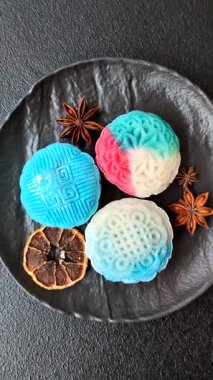 Çin ay çöreği, pirinç hamuru ve meyve dolgulu Asya tatlı tatlısıdır. Tasarımınız için arka plan olarak Asya ay pastası