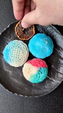 Çin ay çöreği, pirinç hamuru ve meyve dolgulu Asya tatlı tatlısıdır. Tasarımınız için arka plan olarak Asya ay pastası