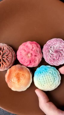 Çin ay çöreği, pirinç hamuru ve meyve dolgulu Asya tatlı tatlısıdır. Tasarımınız için arka plan olarak Asya ay pastası