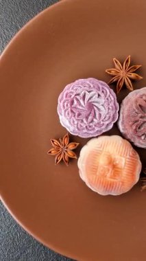 Çin ay çöreği, pirinç hamuru ve meyve dolgulu Asya tatlı tatlısıdır. Tasarımınız için arka plan olarak Asya ay pastası