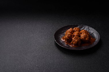 Et, domates soslu köfte, İtalyan yemeği, tuz ve baharatlı sığır eti. Tasarımın için arkaplan olarak domatesli köfte.