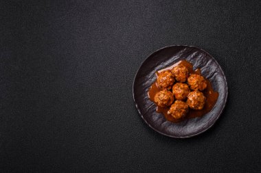 Et, domates soslu köfte, İtalyan yemeği, tuz ve baharatlı sığır eti. Tasarımın için arkaplan olarak domatesli köfte.