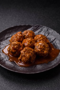 Et, domates soslu köfte, İtalyan yemeği, tuz ve baharatlı sığır eti. Tasarımın için arkaplan olarak domatesli köfte.