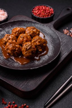 Et, domates soslu köfte, İtalyan yemeği, tuz ve baharatlı sığır eti. Tasarımın için arkaplan olarak domatesli köfte.