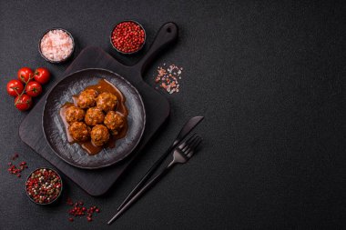 Et, domates soslu köfte, İtalyan yemeği, tuz ve baharatlı sığır eti. Tasarımın için arkaplan olarak domatesli köfte.
