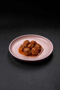 Et, domates soslu köfte, İtalyan yemeği, tuz ve baharatlı sığır eti. Tasarımın için arkaplan olarak domatesli köfte.