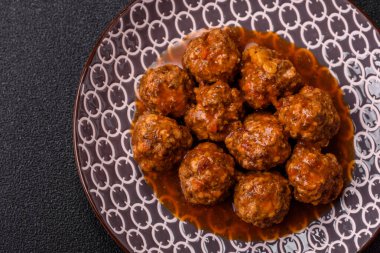 Et, domates soslu köfte, İtalyan yemeği, tuz ve baharatlı sığır eti. Tasarımın için arkaplan olarak domatesli köfte.