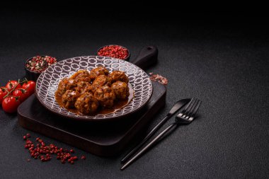 Et, domates soslu köfte, İtalyan yemeği, tuz ve baharatlı sığır eti. Tasarımın için arkaplan olarak domatesli köfte.