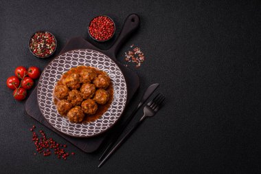 Et, domates soslu köfte, İtalyan yemeği, tuz ve baharatlı sığır eti. Tasarımın için arkaplan olarak domatesli köfte.