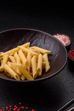 Peynir, tuz ve baharatla pişirilmiş makarna. Koyu beton arka planda İtalyan yemeği makarna