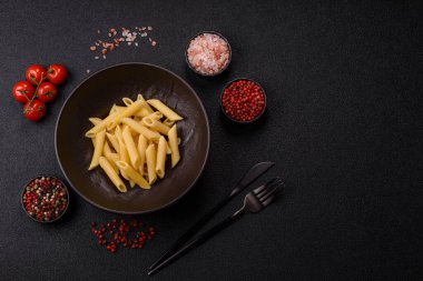 Peynir, tuz ve baharatla pişirilmiş makarna. Koyu beton arka planda İtalyan yemeği makarna