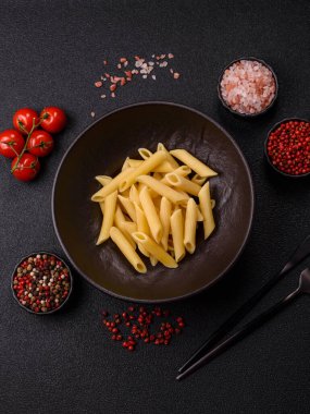 Peynir, tuz ve baharatla pişirilmiş makarna. Koyu beton arka planda İtalyan yemeği makarna