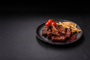 Et, salamurada biftek, tuzlu ve baharatlı ızgara. Izgara kaburga, ızgara et.