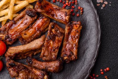 Et, salamurada biftek, tuzlu ve baharatlı ızgara. Izgara kaburga, ızgara et.