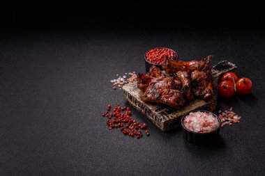 Et, salamurada biftek, tuzlu ve baharatlı ızgara. Izgara kaburga, ızgara et.