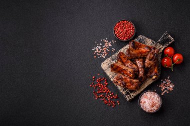 Et, salamurada biftek, tuzlu ve baharatlı ızgara. Izgara kaburga, ızgara et.