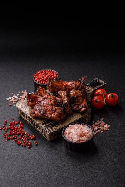 Et, salamurada biftek, tuzlu ve baharatlı ızgara. Izgara kaburga, ızgara et.