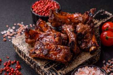 Et, salamurada biftek, tuzlu ve baharatlı ızgara. Izgara kaburga, ızgara et.