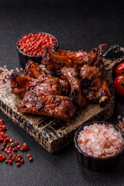 Et, salamurada biftek, tuzlu ve baharatlı ızgara. Izgara kaburga, ızgara et.