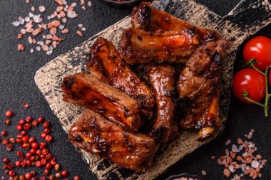 Et, salamurada biftek, tuzlu ve baharatlı ızgara. Izgara kaburga, ızgara et.