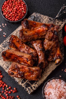 Et, salamurada biftek, tuzlu ve baharatlı ızgara. Izgara kaburga, ızgara et.