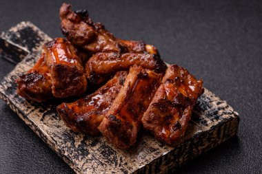 Et, salamurada biftek, tuzlu ve baharatlı ızgara. Izgara kaburga, ızgara et.