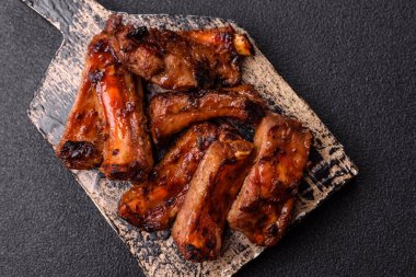 Et, salamurada biftek, tuzlu ve baharatlı ızgara. Izgara kaburga, ızgara et.